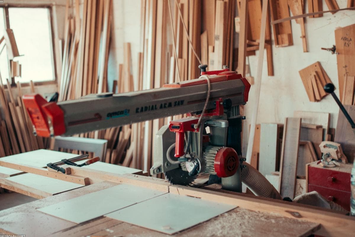 Menuisier au travail sur une réalisation bois