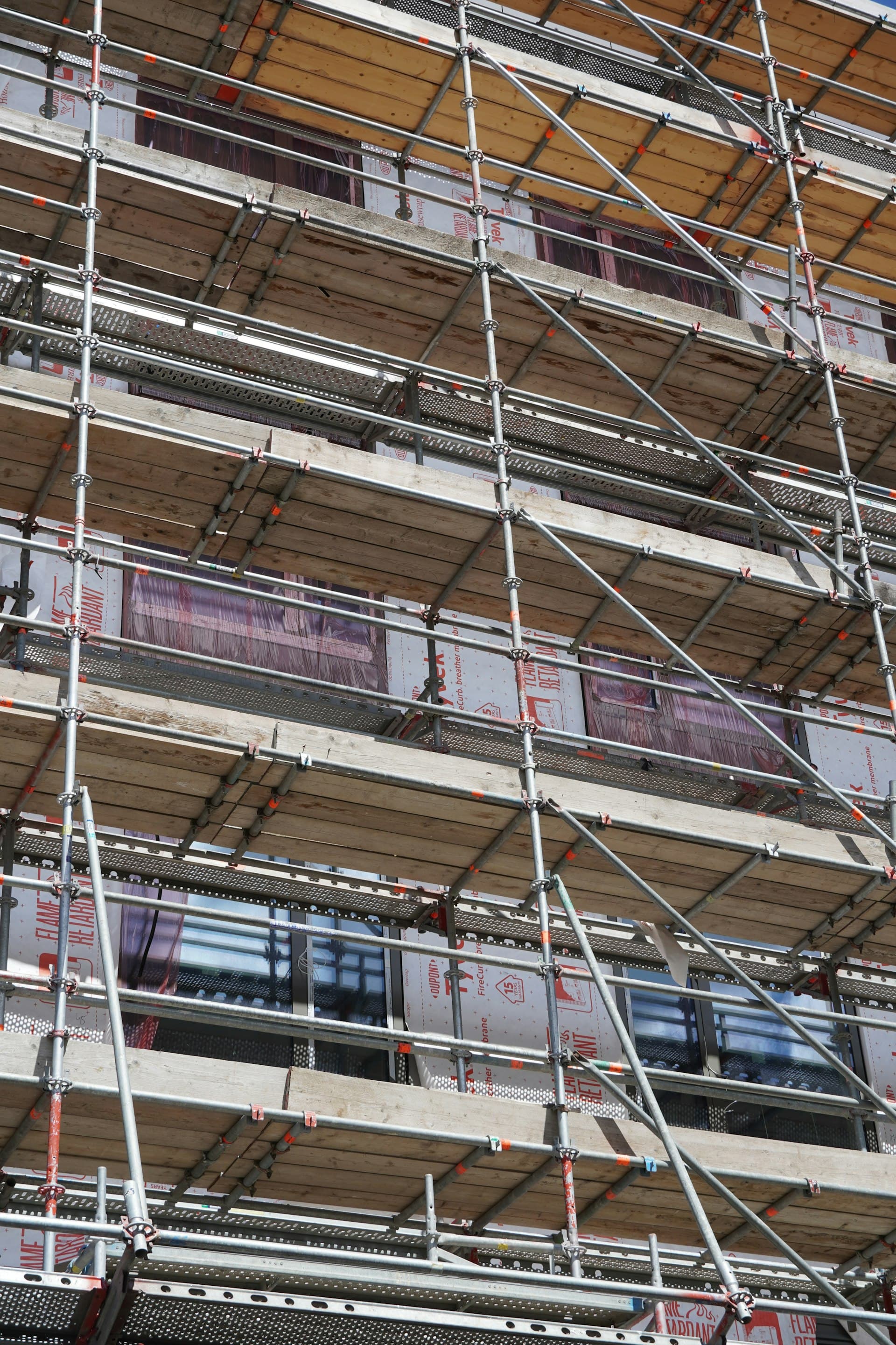 Échafaudage sur façade en cours de rénovation