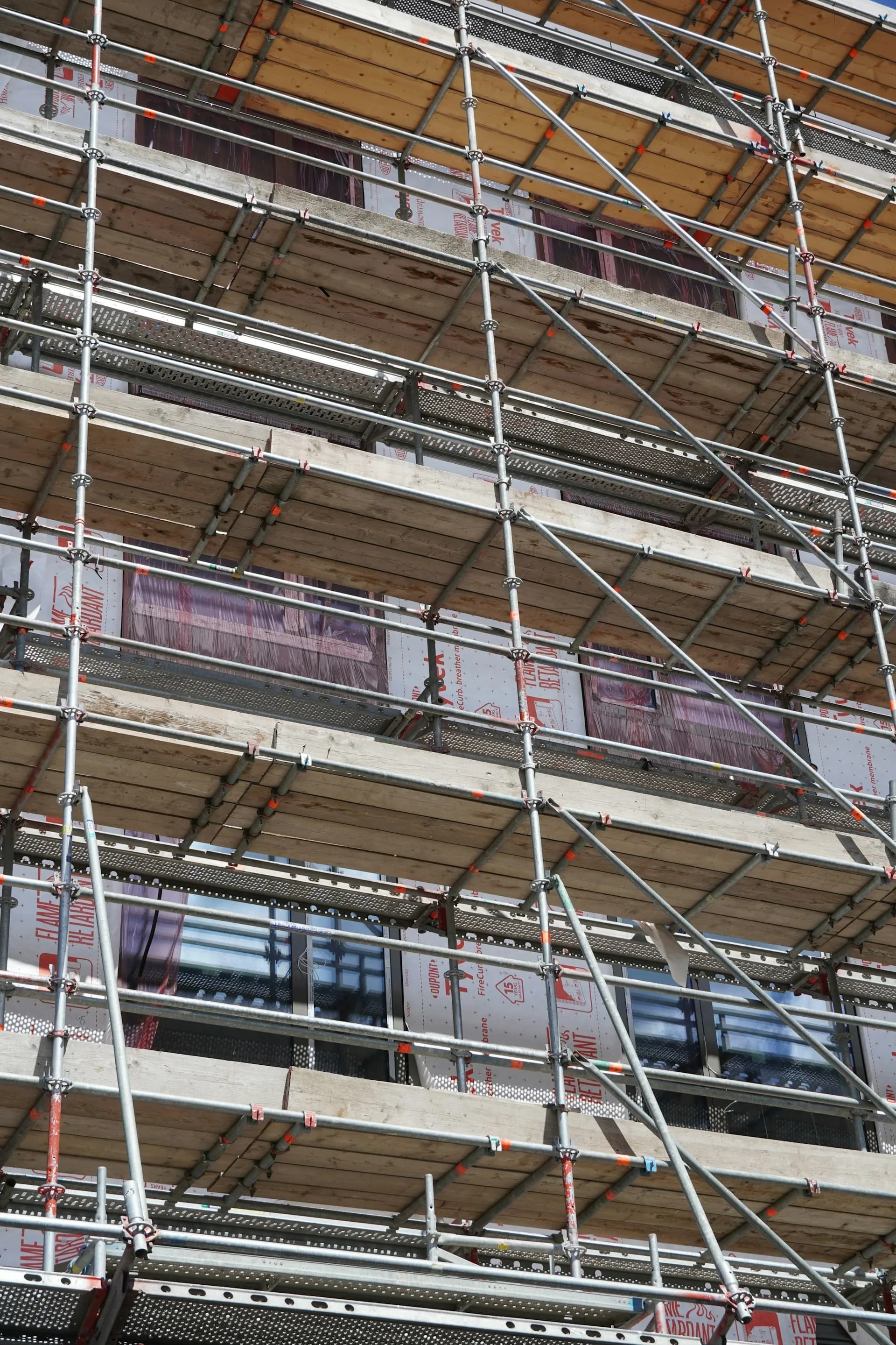 Échafaudage sur façade en cours de rénovation